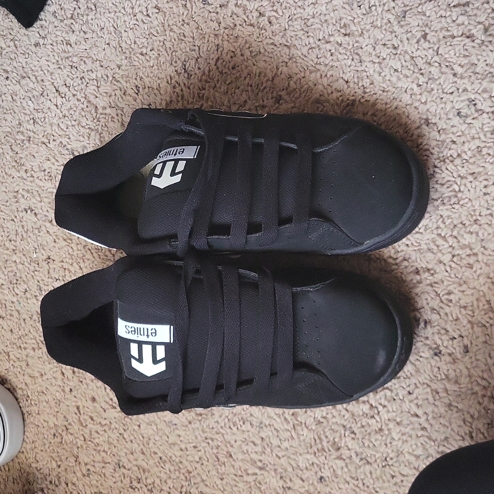 Nwot Etnies shoes